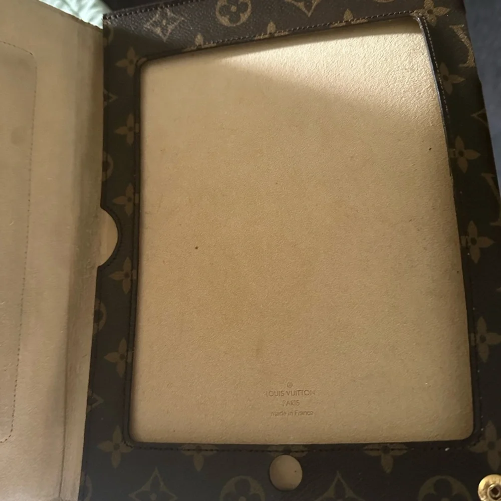 Louis Vuitton apple table case, in very good condition!!